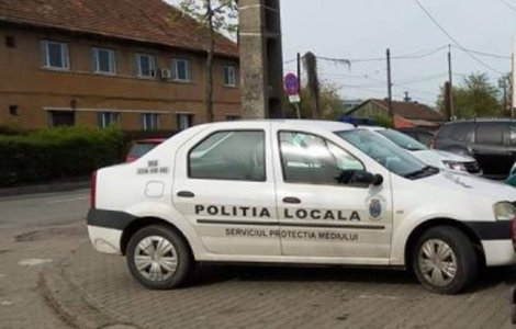 Un barbat din Vrancea fost amendat de Politia Locala pentru ca a murdarit carosabilul cu noroiul din strada