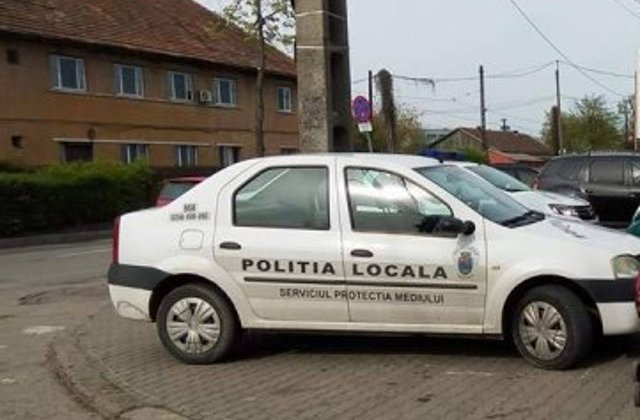 Un barbat din Vrancea fost amendat de Politia Locala pentru ca a murdarit carosabilul cu noroiul din strada