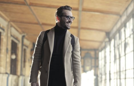 Oamenii fericiti sunt mai dispusi sa mearga la vot pentru a mentine guvernele la putere, arata un studiu