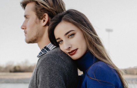  Top  10 semne care arata ca partenerul tau s-a atasat prea mult de prieteni