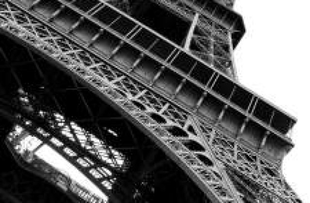 Cabina unui ascensor al Turnului Eiffel s-a prabusit in gol