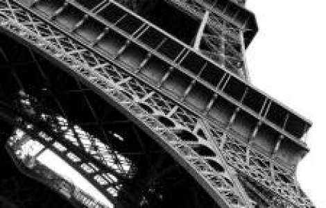 Cabina unui ascensor al Turnului Eiffel s-a prabusit in gol