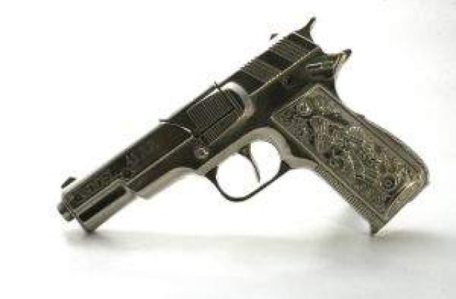 Arme reale ascunse printre jucarii