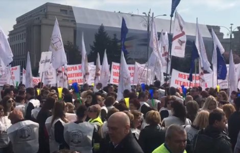 Peste 1.500 de grefieri protesteaza in Piata Victoriei/ VIDEO