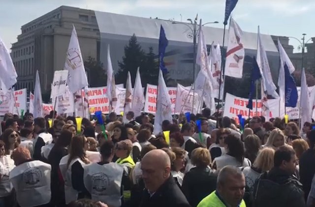 Peste 1.500 de grefieri protesteaza in Piata Victoriei/ VIDEO