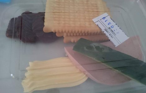 Masa primita de o pacienta, la un spital din Bucuresti: o jumatate de felie de parizer, un sfert de castravete, trei biscuiti si margarina