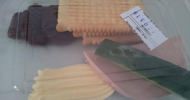 Masa primita de o pacienta, la un spital din Bucuresti: o jumatate de felie de parizer, un sfert de castravete, trei biscuiti si margarina