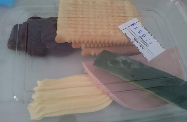 Masa primita de o pacienta, la un spital din Bucuresti: o jumatate de felie de parizer, un sfert de castravete, trei biscuiti si margarina