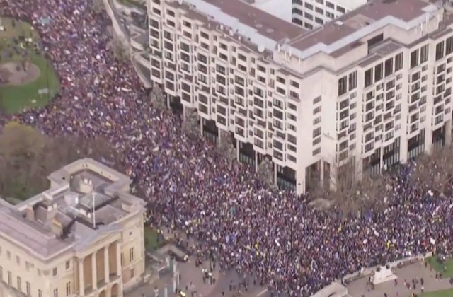 Londra: Sute de mii de oameni cer, in strada, un nou referendum pentru Brexit