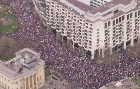 Londra: Sute de mii de oameni cer, in strada, un nou referendum pentru Brexit