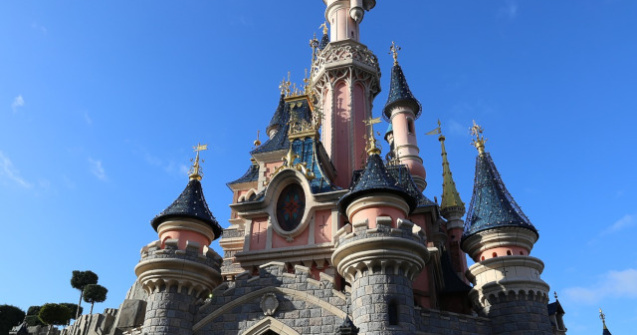 Zgomote suspecte, descrise de unii vizitatori ca fiind focuri de arma, au provocat panica in parcul de distractii Disneyland Paris