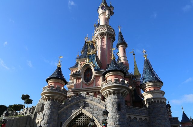 Zgomote suspecte, descrise de unii vizitatori ca fiind focuri de arma, au provocat panica in parcul de distractii Disneyland Paris