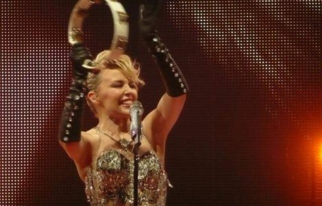 Video  Kylie Minogue a uitat versurile propriei melodii