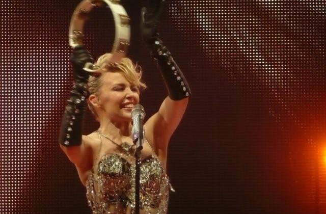 [VIDEO] Kylie Minogue a uitat versurile propriei melodii