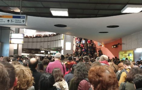 Circulatia metrourilor se desfasoara cu dificultate pe magistrala M2, din cauza unor probleme tehnice