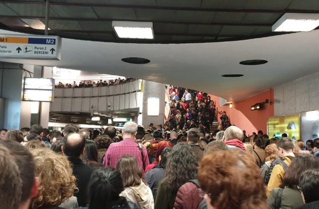 Circulatia metrourilor se desfasoara cu dificultate pe magistrala M2, din cauza unor probleme tehnice