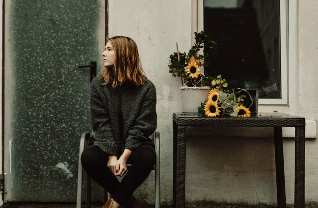 Izolare si imposibilitate de exprimare a emotiilor. 10 semne ca suferi de "amorteala emotionala"