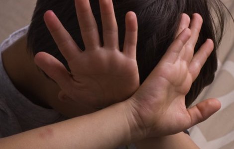 Elevul batut de preot la Botosani a facut comotie cerebrala: "L-a izbit cu capul de perete"