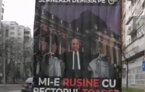 Un camion pe care scrie "Mi-e rusine cu rectorul Toader" circula pe strazile din Iasi/ VIDEO