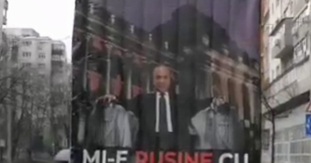 Un camion pe care scrie "Mi-e rusine cu rectorul Toader" circula pe strazile din Iasi/ VIDEO