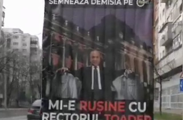 Un camion pe care scrie "Mi-e rusine cu rectorul Toader" circula pe strazile din Iasi/ VIDEO