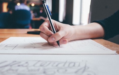 O profesoara, acuzata ca si-a obligat studentii sa redacteze o lucrare pentru fiica sa