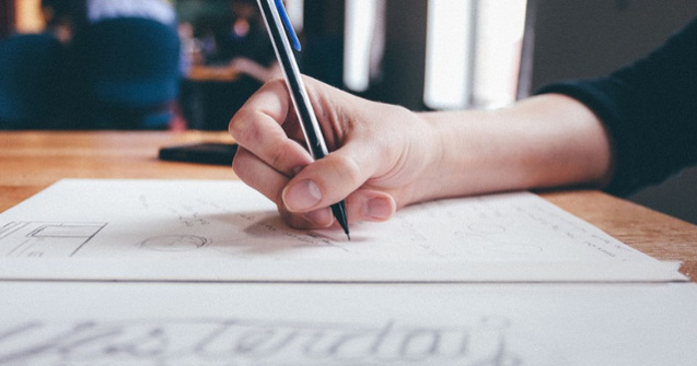 O profesoara, acuzata ca si-a obligat studentii sa redacteze o lucrare pentru fiica sa