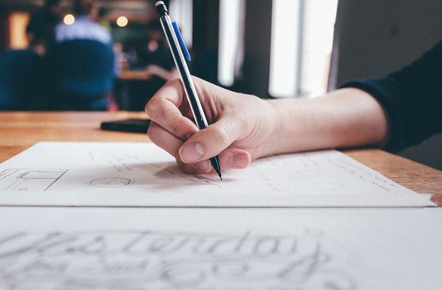 O profesoara, acuzata ca si-a obligat studentii sa redacteze o lucrare pentru fiica sa