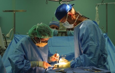 Barbat circumcis din greseala, dupa ce medicii i-au incurcat fisa