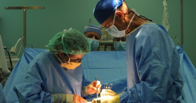 Barbat circumcis din greseala, dupa ce medicii i-au incurcat fisa