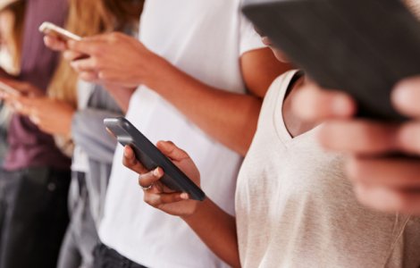 Presiunea social media, resimtita de aproape 80% dintre adolescentele din Marea Britanie