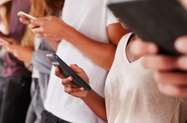 Presiunea social media, resimtita de aproape 80% dintre adolescentele din Marea Britanie