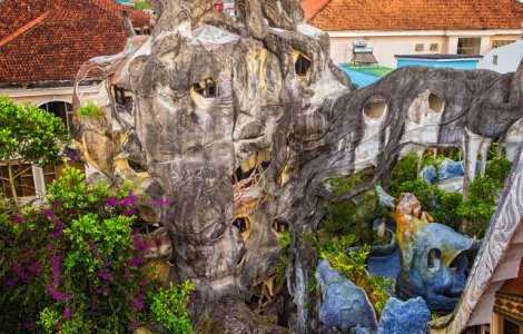  Top  10 motive pentru care "Casa Nebuna" din Vietnam e considerata una dintre cele mai bizare constructii din lume