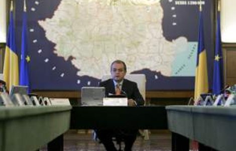 Emil Boc spune ca Guvernul va aplica si inghetarea salariilor, reducerea sporurilor, si concedierea