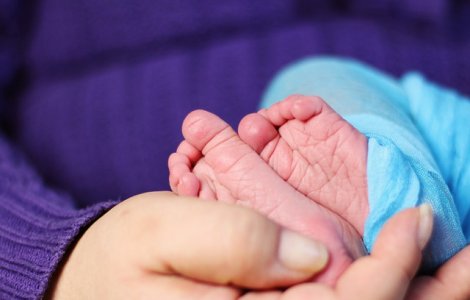 O tanara de 20 de ani cu uter dublu a nascut gemeni, la aproape o luna dupa ce adusese prematur pe lume un baietel
