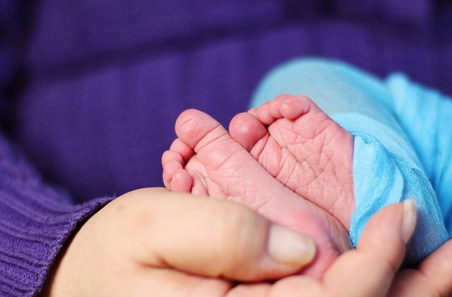 O tanara de 20 de ani cu uter dublu a nascut gemeni, la aproape o luna dupa ce adusese prematur pe lume un baietel