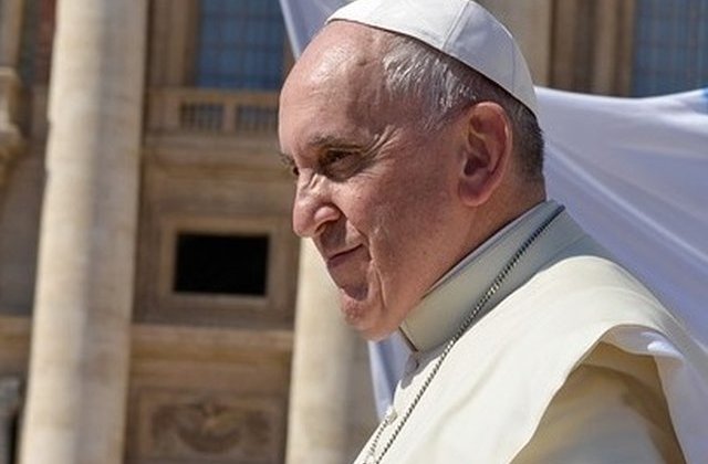 Papa Francisc a refuzat sa lase mai multi credinciosi sa-i sarute inelul de teama raspandirii microbilor/ VIDEO