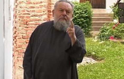 Staret, catre enoriasi: Va dau si peste bot si va scot dintii. Mergeti in padure si puneti-va streangul ca va asteapta Iadul, oricum!