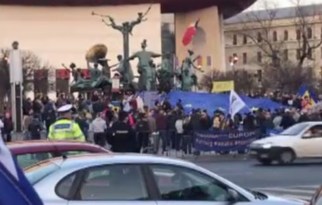 Peste 200 de persoane protesteaza in fata Teatrului National din Bucuresti/ FOTO/ VIDEO