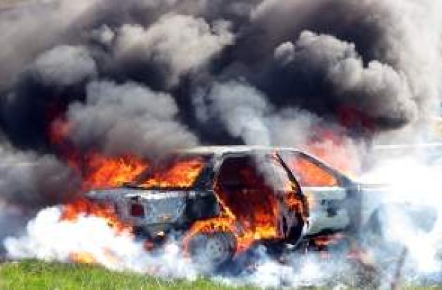 Masina unui contrabandist de tigari a explodat in Oradea