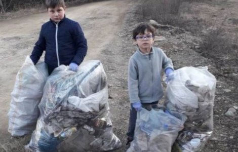 Doi frati din Vatra Dornei si-au sacrificat o zi de joaca pentru a strange gunoaiele de pe marginea drumului