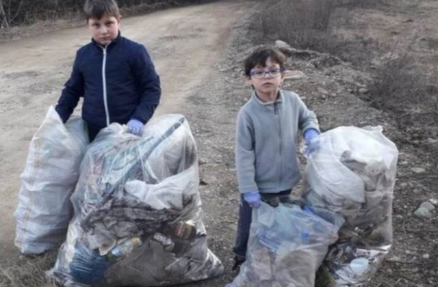 Doi frati din Vatra Dornei si-au sacrificat o zi de joaca pentru a strange gunoaiele de pe marginea drumului