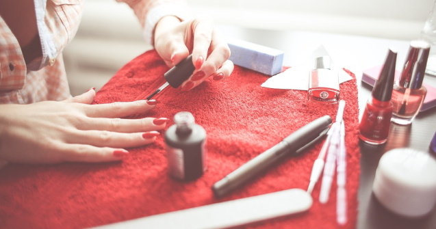 7 secrete: cum aplici oja pentru o manichiura rezistenta