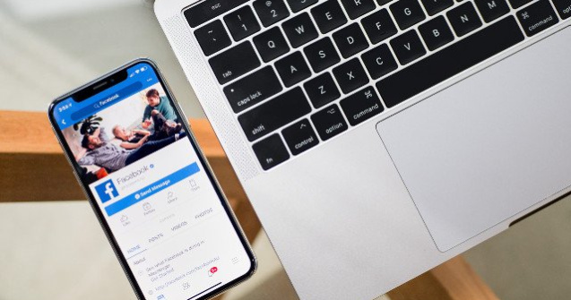 Facebook lanseaza o functie care explica de ce apar anumite postari in News Feed