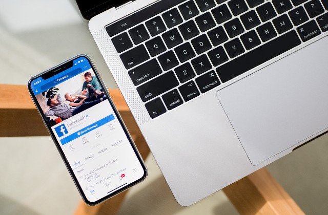 Facebook lanseaza o functie care explica de ce apar anumite postari in News Feed