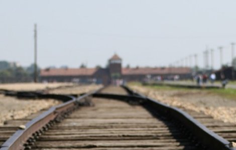 Un turist american a fost prins in timp ce incerca sa fure metal de la liniile de cale ferata de la Auschwitz