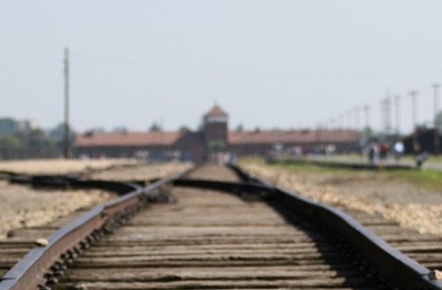 Un turist american a fost prins in timp ce incerca sa fure metal de la liniile de cale ferata de la Auschwitz
