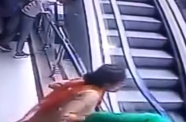 Un copil a murit dupa ce mama lui s-a dezechilibrat pe o scara rulanta si l-a scapat din brate/ VIDEO