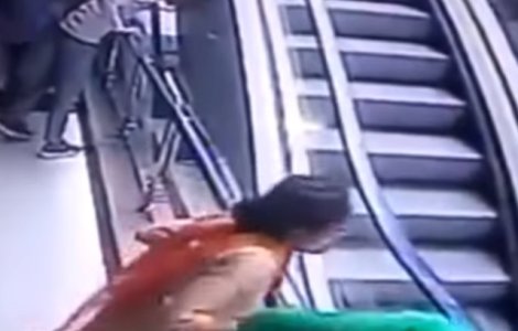 Un copil a murit dupa ce mama lui s-a dezechilibrat pe o scara rulanta si l-a scapat din brate/ VIDEO