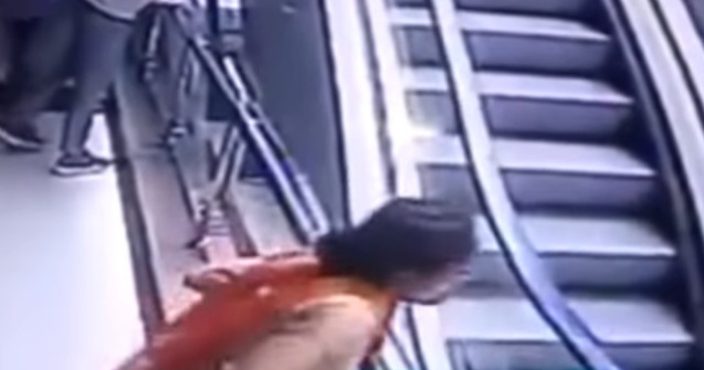 Un copil a murit dupa ce mama lui s-a dezechilibrat pe o scara rulanta si l-a scapat din brate/ VIDEO